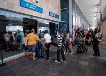 Cancun, 22 de febrero.- Miles en el Aeropuerto Internacional de Cancun al mediodia de este martes… impresionante flujo de turistas internacionales en la T3… tambien importante flujo en T2 y T4.