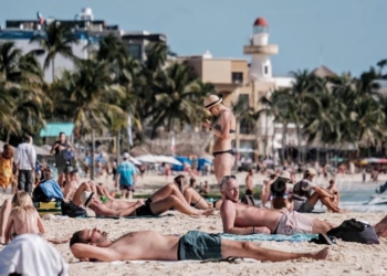 Playa del Carmen.- Dia playero en la centrica Playa Fundadores de Playa del Carmen... turistas disfrutan del clima calido de la Riviera maya, uno de los cinco destinos del norte de Quintana Roo y uno de los mejores rankeados del mundo... playa Blue Flag a unos metros de la famosa 5ta Avenida... Pese a la temporada baja, el ir y venir de los turistas se mantiene activo...