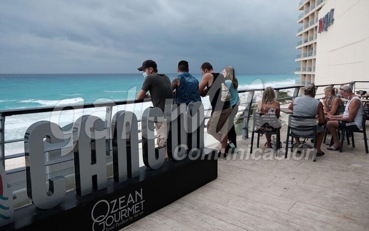 Cancun, 15 de febrero.- Para el dia de hoy, un nuevo frente frio ingresara en el noroeste del pais, en interaccion con una vaguada polar, la entrada de humedad del Ocaano Pacifico y Golfo de Mexico en interaccion con un canal de baja presion sobre la Peninsula de Yucatan.