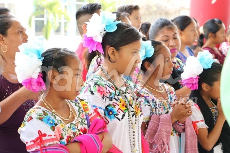 José María Morelos, 21 de Febrero.- El director de la escuela primaria Andrés Quintana Roo, Felipe Conrado Dzuc, junto con el Secretario de la comuna morelense, Mario López Gómez, pidieron hoy la incorporación de la lengua maya al sistema educativo estatal , en la celebración del "Día Internacional de las Lenguas Maternas" que se celebró en la comunidad maya de La Esperanza