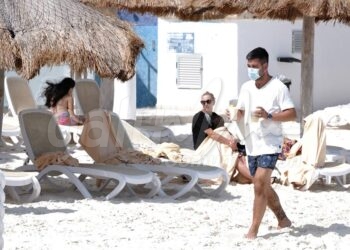 Cancun, 13 de febrero.- Turismo el dia de hoy en playa Caracol y sus alrededores, a pesar del fuerte viento los turistas disfrutan de un clima calido y las agua del mar caribe.