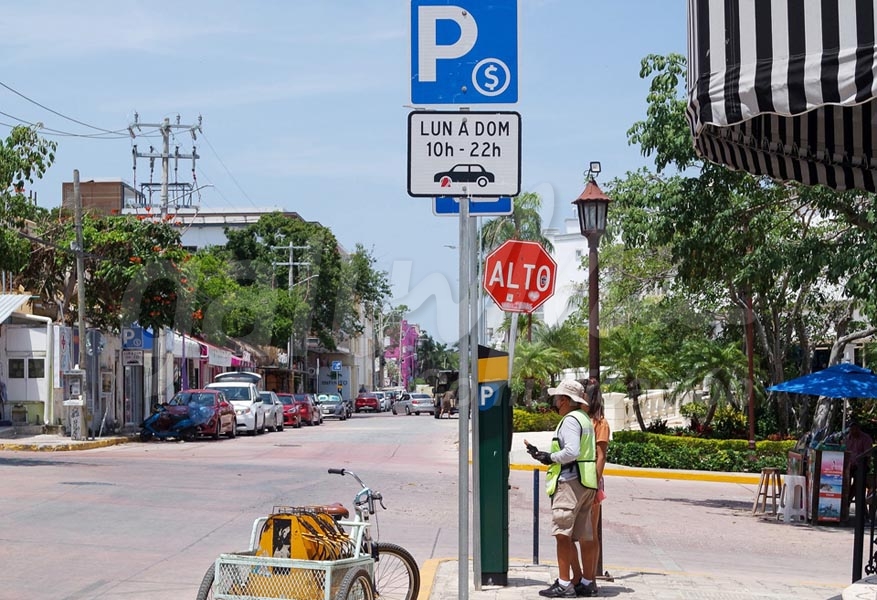 Playa del Carmen, 24 de abril.- Con mas de un año en funcionamiento los parquimetros de Playa del Carmen continúan  causando problemas a turistas y locales.