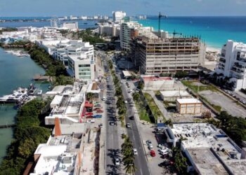 Cancun, 21 de enero.- Trabajadores de la construccion en lo alto de lo que sera el Hotel La Isla Cancun, ubicado en el Kilometro 12.2 de la Zona Hotelera... La obra esta en proceso de construccion con un considerable avance que permite darse una idea de lo que sera su tamano final.