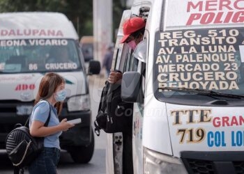 Cancun, 15 de febrero.- Elementos del IMOVEQROO en operativo de supervision de las combis del transporte publico en la Av Tulum a la altura del ADOâ€¦ en la parada de la combis supervisan sobre cupo, medidas sanitarias y documentacion en reglaâ€¦ levantan actas a infractoresâ€¦