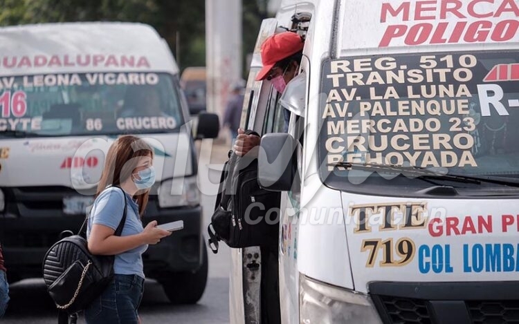 Cancun, 15 de febrero.- Elementos del IMOVEQROO en operativo de supervision de las combis del transporte publico en la Av Tulum a la altura del ADOâ€¦ en la parada de la combis supervisan sobre cupo, medidas sanitarias y documentacion en reglaâ€¦ levantan actas a infractoresâ€¦