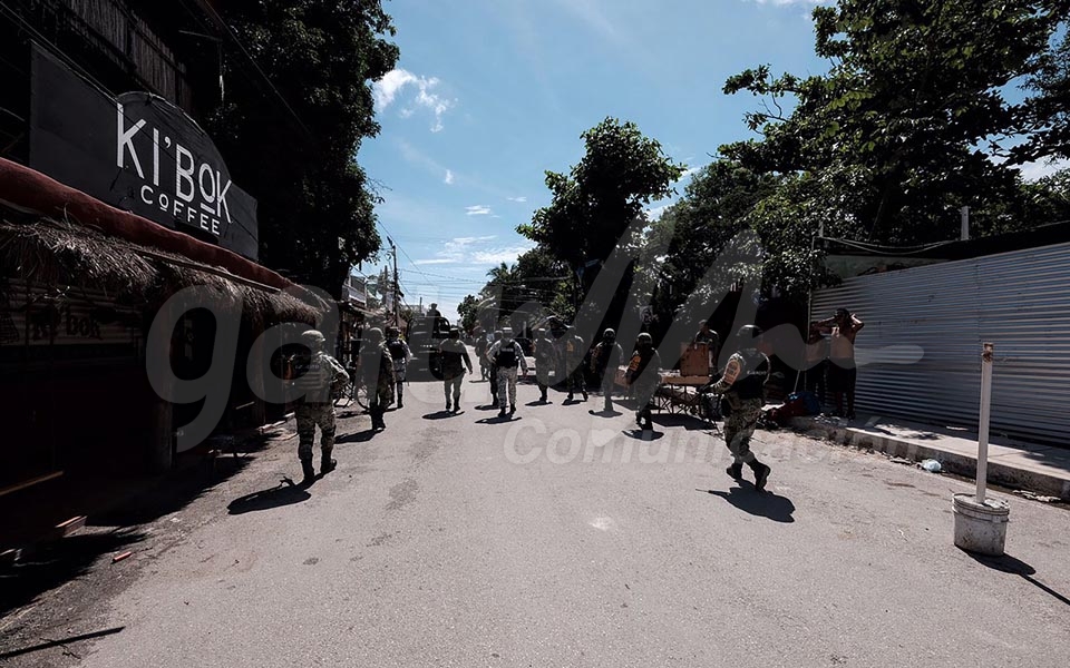 Tulum, 23 de octubre.- El secretario de Seguridad Publica, Lucio Hernandez, en el restaurante â€œLa Malqueridaâ€ de Tulum, en torno a los hechos del miercoles en la noche cuando dos turistas fueron asesinadas. Habla sobre el operativo de seguridad implementaos en estos momentos en Tulum.