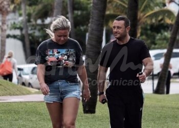 Cancun, 13 de febrero.- Vientos del norte se dejan sentir en Punta Cancun en la Zona Hotelera la manana de este domingo… por momentos algunas rachas, pero se perciben apenas como vientos algo intensos que no inhiben el devenir de los turistas… pese al pronostico del clima para hoy, turistas y locales se mantienen en sus actividades