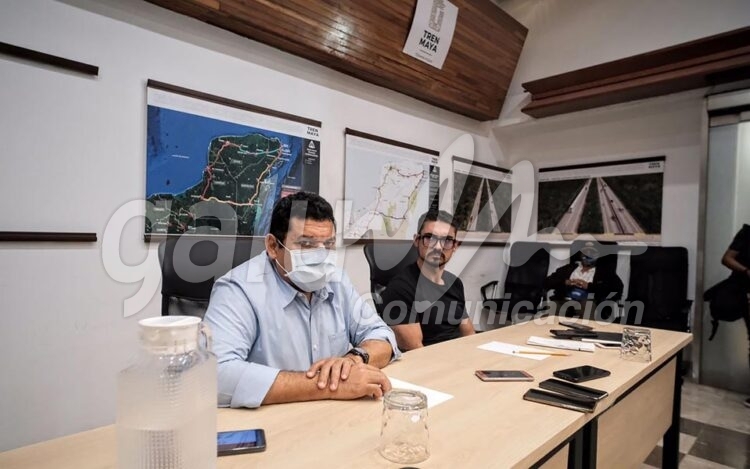 Cancun, 19 de enero.- En una improvisada rueda deprensa el director general del Fondo Nacional de Fomento al Turismo (FONATUR), Javier May Rodriguez, y el secretario de Desarrollo Agrario, Territorial y Urbano (SEDATU), Román Meyer Falcón, anuncian la cancelación definitiva de las obras del Tren Maya en construcción sobre la carretera entrada a Playa del Carmen… el Tramo 5 tendrá cambios en la ruta para evitar afectaciones económicas al destino, esto en respuesta a la petición generalizada del empresariado plántense… el nuevo titular de FONATUR no supo responder cuánto dinero se gastó en esas obras que hoy están clausuradas… cuestionado sobre el hecho de que aún hoy al medio día los trabajados continuaban en ese lugar, Javier May aseguró que el cese de las obras es inmediato…