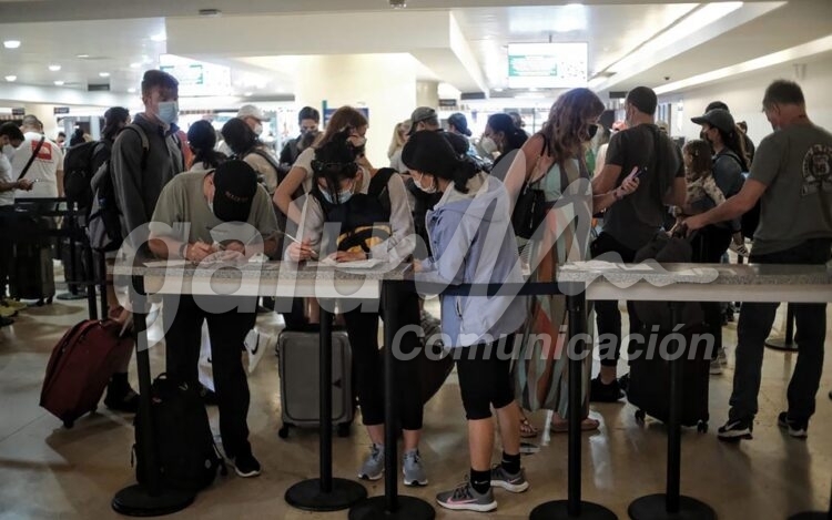 Cancun, 28 de diciembre.- Medidas sanitarias y protocolos vigentes en el Aeropuerto Internacional de Cancun ante el elevado trafico en esta temporada decembrina. Este martes se observo una fila permanente en el modulo de pruebas Covid de la Terminal 3, con destinos internacionales.