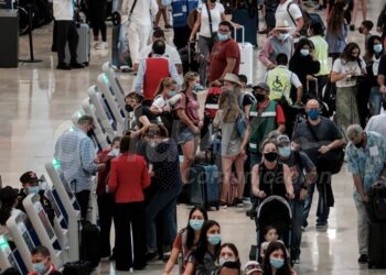Cancun, 28 de diciembre.- Medidas sanitarias y protocolos vigentes en el Aeropuerto Internacional de Cancun ante el elevado trafico en esta temporada decembrina. Este martes se observo una fila permanente en el modulo de pruebas Covid de la Terminal 3, con destinos internacionales.
