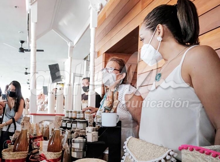 Cancun, 07 de diciembre.- Bazar del Club de las Amigas" en el Renaissance Cancun Resort & Marina ubicado en Puerto Cancun... La presidenta municipal,  Mara Lezama con damas voluntarias de la Cruz Roja Cancun y organizadoras del evento... Esta expo navidena con gran variedad de productos esta abierta al publico y los beneficios son con causa...