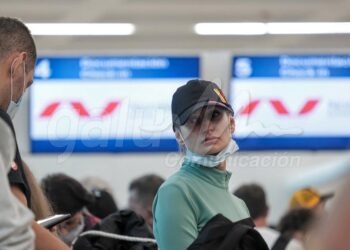 Cancun, 05 de marzo.- Desbandada de rusos... Cientos de turistas rusos varados en Cancun en la fila de Nordwind Airlines para tomar lo que es el antepenúltimo vuelo disponible a Moscú... La noche de este sábado hay un vuelo más de Azur también con destino a la capital rusa... Y de acuerdo a un comunicado de NordWind, sus actividades serán suspendidas definitivamente el próximo lunes 7 de marzo... todo esto debido al conflicto bélico entre Rusia y Ucrania... Este sábado están saliendo al menos unos 400 rusos por vuelo... Algunos rusos comentaron que han intentado regresar a su país desde hace cinco días... otros temen represalias en su país si emiten algún tipo de opinión en torno al conflicto y otros más son rusos con familia en Ucrania o viceversa, en ambos casos intentando regresa a casa...