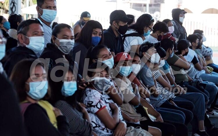 Cancun, 20 de enero.- Una larga fila en el modulo de vacunacion COVID del Jacinto Canek de Cancun… adolescentes acompanados de un adulto, se aplica la vacuna Pfizer a quienes cumplen 15 anos este 2022… esta jornada se lleva a cabo tambien en el modulo de la Region 96 (CFE) y Hospital General