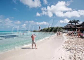 Cancun, 08 de marzo.- Turistas disfrutan de las playas de Cancun durante el springbreak,  Imagenes captadas este lunes en playa caracol de la Zona Hotelera, en la zona del faro... el muelle de Ultramar vía maritima Cancun-Isla Mujeres.