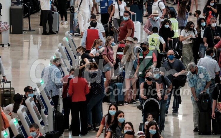 Cancun, 28 de diciembre.- Medidas sanitarias y protocolos vigentes en el Aeropuerto Internacional de Cancun ante el elevado trafico en esta temporada decembrina. Este martes se observo una fila permanente en el modulo de pruebas Covid de la Terminal 3, con destinos internacionales.