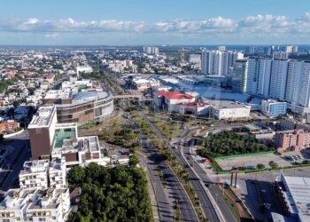 Cancun, 07 de noviembre.- Sobrevuelo glorieta de Av Tulum y Nichupte, Cancun Centroâ€¦Plazas comerciales, el Skyline, al fondo Tajamar, Laguna Nichupte, Puerto Cancun y Mar Caribe.