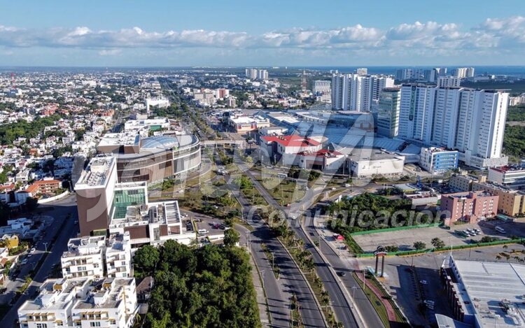 Cancun, 07 de noviembre.- Sobrevuelo glorieta de Av Tulum y Nichupte, Cancun Centroâ€¦Plazas comerciales, el Skyline, al fondo Tajamar, Laguna Nichupte, Puerto Cancun y Mar Caribe.