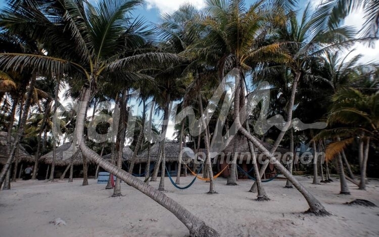 Cancun, 17 marzo.- Punta Piedra en la Zona Hotelera de Tulum - Boca Paila... una singular formacion rocosa a la orilla del mar caribe mexicano con el clasico estilo rustico de este destino, uno de los mas visitados del mundo... posadas rusticas y naturaleza juntas...
