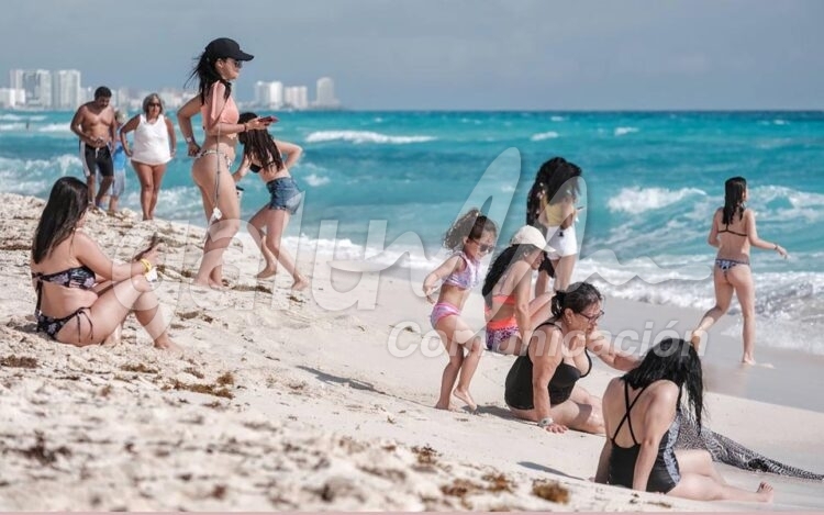 Cancun, 23 de enero.- Asi lucio Playa Delfines la manana de este domingo antes de la entrada del Frente Frio 23 que trajo cambios bruscos de temperatura y lluvias... pese a ello, por la manana se pudo apreciar a los turistas disfrutando de la playa y por momentos tambion del sol...