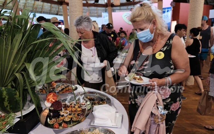 Cancun,26 de febrero (Infoqroo).- Enmarcado bajo la tematica del Carnaval, Grupo Sunset World celebro su 30 aniversario con el  tradicional Sunset World Boat Parade, que reunio a una docena de embarcaciones, que decoradas con llamativos motivos y colores, navegaron la Laguna Nichupte. atrayendo la atención de quienes las veían pasar desde tierra.