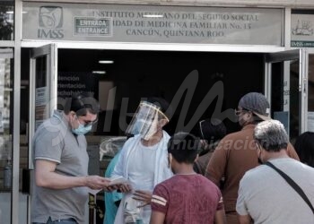 Cancun, 04 de enero.- Largas filas para obtener una prueba de Covid se registran este martes en las unidades del IMSS de Cancun. Un recorrido por las clinicas de la Av Nichupte y de la Av Coba, muestran personas que dicen tener sintomas de portar el virus. 
Muchos de ellos son trabajadores que reportan haber sido regresados de sus trabajos para hacerse una prueba en el IMSS.