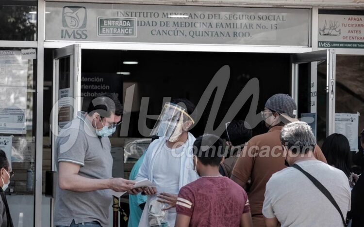 Cancun, 04 de enero.- Largas filas para obtener una prueba de Covid se registran este martes en las unidades del IMSS de Cancun. Un recorrido por las clinicas de la Av Nichupte y de la Av Coba, muestran personas que dicen tener sintomas de portar el virus. 
Muchos de ellos son trabajadores que reportan haber sido regresados de sus trabajos para hacerse una prueba en el IMSS.