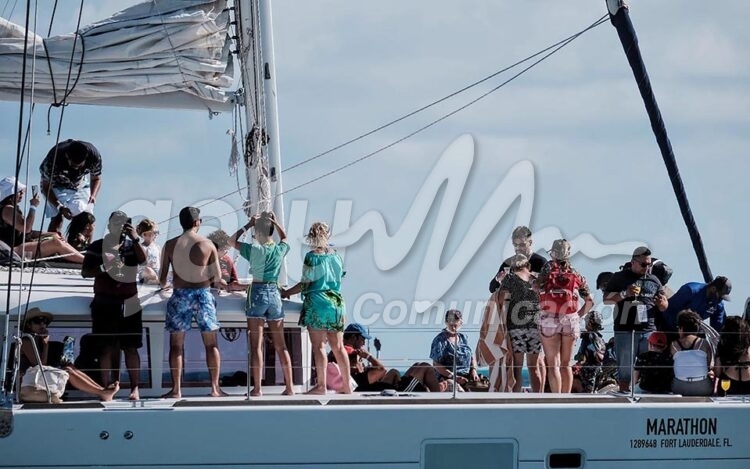 Cancun, 12 de diciembre.- Domingo nautico en la costa cancunense... se observo una importante actividad de turistas en embarcaciones de paseo, en recorridos maritimos entre Cancun e Isla Mujeres... el sector nautico en plena recuperacion económica...