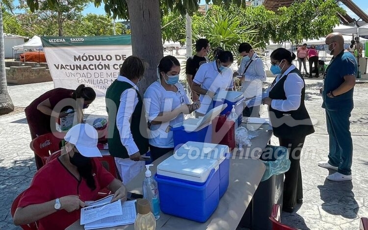 Cancun, 17 de abril.- Instalan modulo de vacunacion COVID en el parque de las palapas
