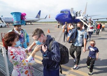 Cozumel, 12 de marzo (infoqroo).- Nuevo vuelo directo de temporada de la aerolinea Southwest Denver - Cozumel. Llegaron  142 pasajeros,  vuelo practicamente lleno.
