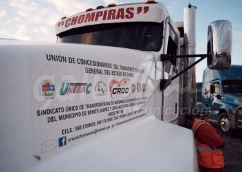 Cancun, 24 de noviembre.- Manifestacion de volqueteros en la entrada del Hotel IMAI a un costado de la carretera Cancun-Puerto Morelos… Ismael Flores secretario general de la CROC dijo que el hotel les debe mas de un millon de pesos… son de la cadena Hilton y Waldroft… la manifestacion permanecera hasta que paguen… Union de Concesionarios del Transporte Pubico en General del Estado de Quintana Roo