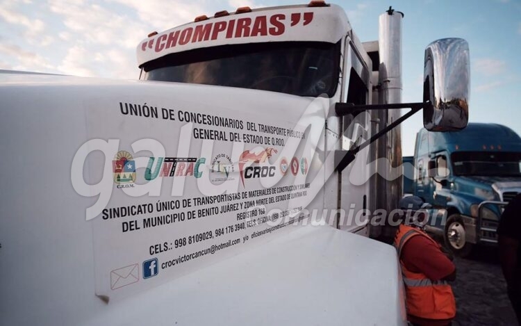 Cancun, 24 de noviembre.- Manifestacion de volqueteros en la entrada del Hotel IMAI a un costado de la carretera Cancun-Puerto Morelos… Ismael Flores secretario general de la CROC dijo que el hotel les debe mas de un millon de pesos… son de la cadena Hilton y Waldroft… la manifestacion permanecera hasta que paguen… Union de Concesionarios del Transporte Pubico en General del Estado de Quintana Roo