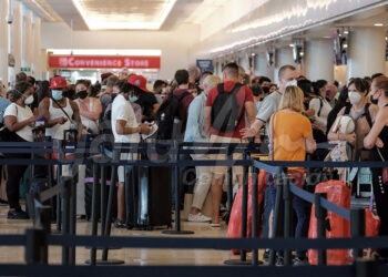 Cancun, 22 de febrero.- Miles en el Aeropuerto Internacional de Cancun al mediodia de este martes… impresionante flujo de turistas internacionales en la T3… tambien importante flujo en T2 y T4.