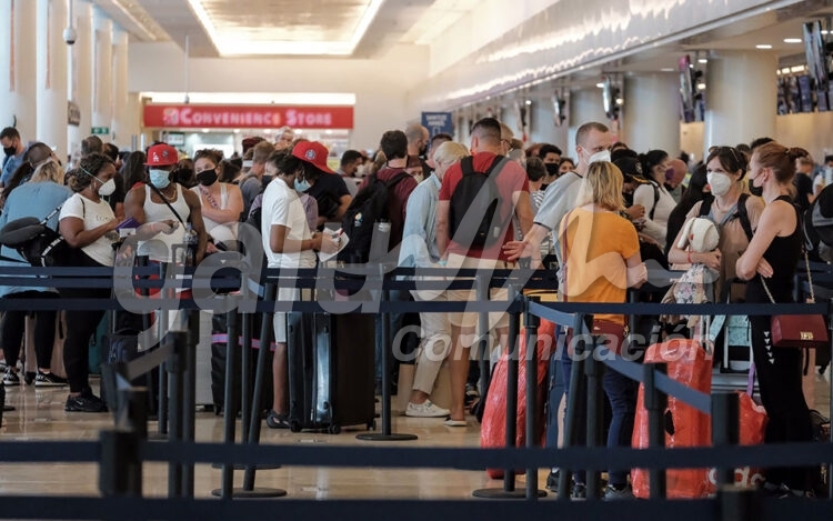 Cancun, 22 de febrero.- Miles en el Aeropuerto Internacional de Cancun al mediodia de este martes… impresionante flujo de turistas internacionales en la T3… tambien importante flujo en T2 y T4.