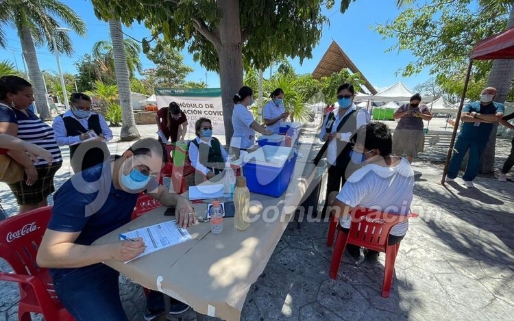 Cancun, 17 de abril.- Instalan modulo de vacunacion COVID en el parque de las palapas