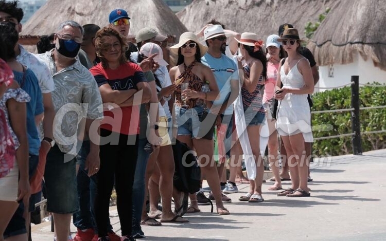 Cancun, 21 de marzo..- Con algo de sargazo, asi lucio el ultimo dia de puente largo en Playa Delfines.