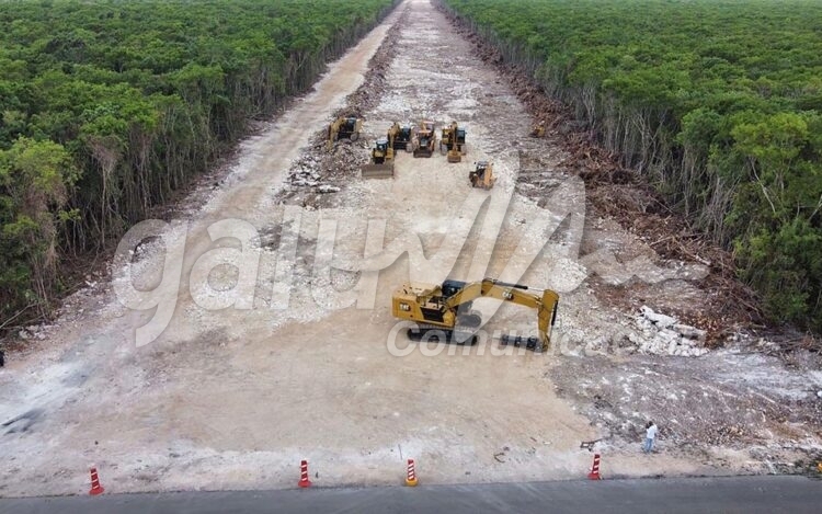 Playa del Carmen, 09 de mayo.- Asi luce el Tramo 5 del Tren Mayaâ€¦ Maquinaria en el lugar pero sin trabajadoresâ€¦ Amparos de suspension en proceso en la cortes, mientras en el campo las labores estÃ¡n suspendidasâ€¦ Estas imagenes fueron captadas por el dron a las 11 AM de este lunes en el KM 4 de la carretera al basurero de Playa del Carmen