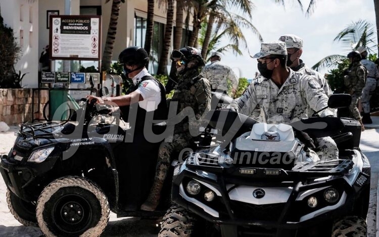 Playa del Carmen,  26 de enero.- La presencia de las Fuerzas Armadas en el lugar llamo la atencion de los turistas, algunos de ellos preguntaban a que se debia la movilizacion de los militares... en el operativo se pudo observar a elementos de la Guardia Nacional, Marina, Policia Solidaridad y Policia Quintana Roo..