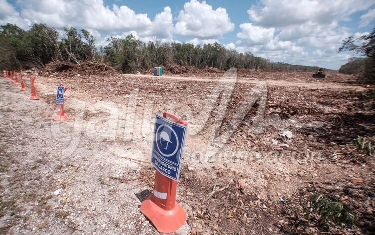 Playa del Carmen, 19 de abril.- Maquinaria pesada trabaja en el Tramo 5 del Tren Maya Playa del Carmen-Tulum, en el trazo que atraviesa atras de un fraccionamiento en Villas del Sol, perpendicular a la carretera salida de Playa del Carmen en direccion al entronque con la autopista a Meridaâ€¦ En un lado de la carretera, trabajadores de una empresa hacen labores en la zona devastada y transportan un artefacto desconocidoâ€¦