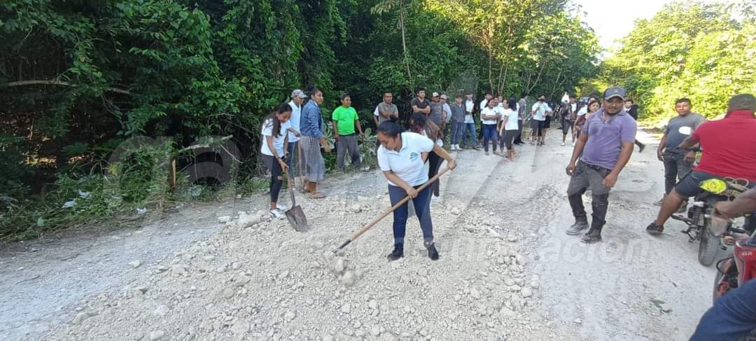 Comunidad escolar y padres de familia bachean vía ante indiferencia de autoridades