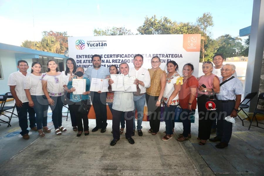 Jóvenes y adultos reciben su certificado de primaria y secundaria en Motul