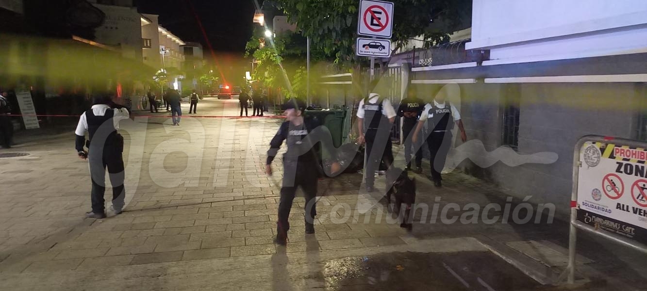 Balean a tres sujetos afuera de un establecimiento en zona turística de Playa del Carmen