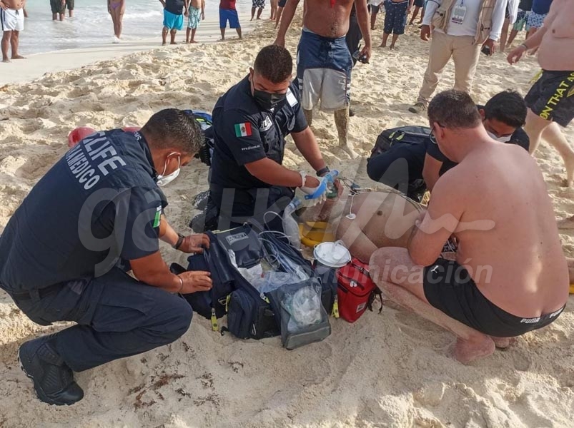 Rescatan a sujeto que se ahogaba frente al mirador de la zona hotelera de Cancún