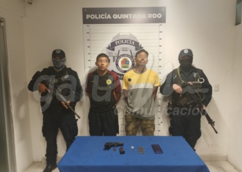 Par de individuos a bordo de un vehículo, detenidos con una pistola
