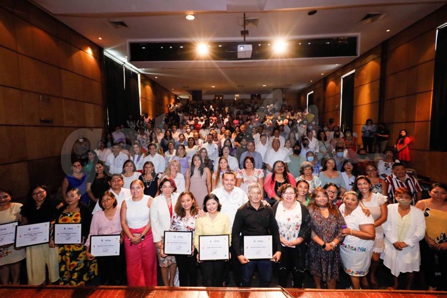 Más espacios para la mujer, ofrece el Alcalde Renán Barrera Concha