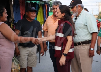 Alcaldesa de Benito Juárez dialoga con comerciantes en tianguis de Cancún