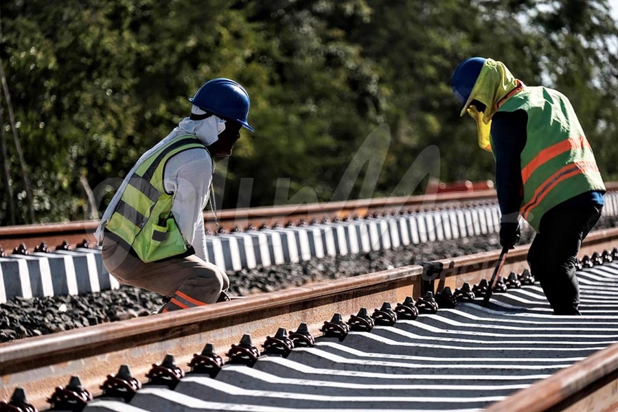 Valladolid, 01 Agosto.- Trabajadores instalan rieles en el Tramo 4 del Tren Maya, ubicado a un costado de la autopista Cancun-Merida.