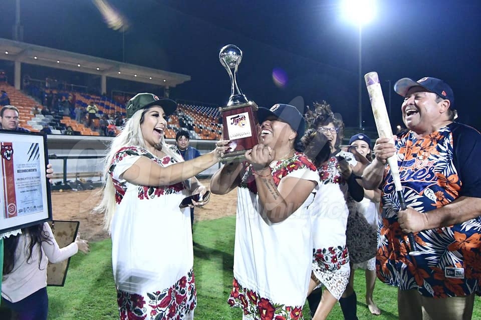  Cancún, 18 de noviembre (Infoqroo).- Las Diablillas de Hodzonot superaron 16-15 a las Amazonas de Yaxunah, en histórico duelo de softbol femenil que se definió en episodios extras celebrado esta noche en el renovado parque de pelota “Beto Ávila” de Cancún.

El estadio Beto Ávila recibió a una gran cantidad de aficionados que disfrutaron a estos peculiares equipos jugar softbol con huipil y sin zapatos, vio la presentación de ambos rosters, una por una, luego de un pequeño retraso debido a unas pequeñas complicaciones con la llegada de las yucatecas.

Una vez en el juego, las Amazonas atacaron primero al ponerse al frente en la pizarra con par de carreras en los pies de Flor Moo y Berenice Ayy.

En el segundo y tercer acto, de nueva cuenta las yucatecas sumaron en el marcador al anotar una carrera por entrada y poner las cosas cuatro carreras por cero.

Sin embargo, las Diablillas le pusieron cifra a su casillero en la parte baja del tercer episodio con carrera anotada por Luciana Uh quien abrió con sencillo, se robó par de colchonetas y anotó gracias a batazo de Yaneli May.

Para el quinto rollo, las cosas se pusieron cuesta arriba para las quintanarroenses, pues cuatro carreras en su contra pusieron la pizarra diez por cinco; más nunca dejaron de luchar y para el séptimo inning llegaron empatadas gracias a cinco carreras anotadas en la baja de la sexta.

El encuentro se definió en entradas extras pues ambas novenas anotaron par de carreras en la séptima y la pizarra era 12-12.

El octavo capítulo llegó y en común acuerdo el inning inició con corredora en segunda, dando tres picotazos en la parte alta las amazonas, teniendo un cierre de película la parte baja, con cuatro carreras anotadas para las locales, dejando en el terreno a su rival y quedándose así con la victoria.