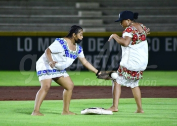 Cancún, 18 de noviembre (Infoqroo).- Las Diablillas de Hodzonot superaron 16-15 a las Amazonas de Yaxunah, en histórico duelo de softbol femenil que se definió en episodios extras celebrado esta noche en el renovado parque de pelota “Beto Ávila” de Cancún. El estadio Beto Ávila recibió a una gran cantidad de aficionados que disfrutaron a estos peculiares equipos jugar softbol con huipil y sin zapatos, vio la presentación de ambos rosters, una por una, luego de un pequeño retraso debido a unas pequeñas complicaciones con la llegada de las yucatecas. Una vez en el juego, las Amazonas atacaron primero al ponerse al frente en la pizarra con par de carreras en los pies de Flor Moo y Berenice Ayy. En el segundo y tercer acto, de nueva cuenta las yucatecas sumaron en el marcador al anotar una carrera por entrada y poner las cosas cuatro carreras por cero. Sin embargo, las Diablillas le pusieron cifra a su casillero en la parte baja del tercer episodio con carrera anotada por Luciana Uh quien abrió con sencillo, se robó par de colchonetas y anotó gracias a batazo de Yaneli May. Para el quinto rollo, las cosas se pusieron cuesta arriba para las quintanarroenses, pues cuatro carreras en su contra pusieron la pizarra diez por cinco; más nunca dejaron de luchar y para el séptimo inning llegaron empatadas gracias a cinco carreras anotadas en la baja de la sexta. El encuentro se definió en entradas extras pues ambas novenas anotaron par de carreras en la séptima y la pizarra era 12-12. El octavo capítulo llegó y en común acuerdo el inning inició con corredora en segunda, dando tres picotazos en la parte alta las amazonas, teniendo un cierre de película la parte baja, con cuatro carreras anotadas para las locales, dejando en el terreno a su rival y quedándose así con la victoria.