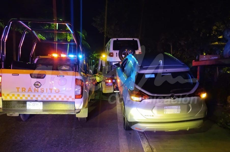 Retiran vehículos estacionados en lugares prohibidos en el Boulevard Kukulcán