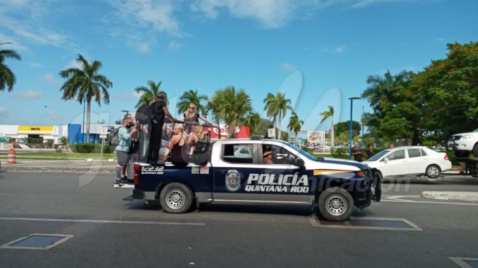 Empresarios de Cancún exigen castigo a taxistas que bloquearon la zona hotelera